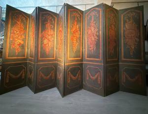 IMPORTANTE BIOMBO DE OITO PAINÉIS PINTADO COM TROFÉUS ALLEGÓRICOS